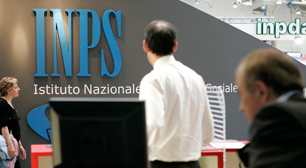 ufficio inps dipendente di spalle